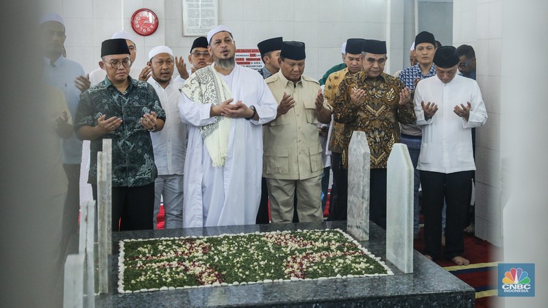 Calon presiden nomor urut 02, Prabowo Subianto saat mengunjungi makam Habib Ali bin Abdurrahman Al-Habsyi di Masjid Al Riyadh, Kwitang, Jakarta, Jumat (16/2/2024). Calon presiden nomor urut 02, Prabowo Subianto saat mengunjungi makam Habib Ali bin Abdurrahman Al-Habsyi di Masjid Al Riyadh, Kwitang, Jakarta, Jumat (16/2/2024). (CNBC Indonesia/Faisal Rahman)
