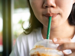 Jarang Ada yang Tahu! Minum Pakai Sedotan Ternyata Menyebabkan Hal Ini