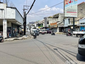 Aspal Jalan Pasar Baru Bandung Sudah Diperbaiki, Tapi...