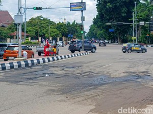 Jalan Radial Simpang 5 DPRD Palembang Rusak Tergerus Banjir