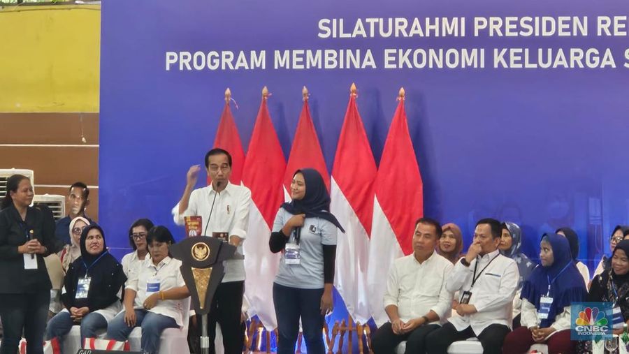 Presiden Joko Widodo menghadiri silaturahmi dengan Nasabah Program Membina Ekonomi Keluarga Sejahtera (Mekaar) Binaan anak susah PT Bank Rakyat Indonesia (Persero) tbk, Permodalan Nasional Madani (PNM), di Gor Basket Bekasi, Kota Bekasi, Jumat (16/2/2024). (CNBC Indonesia/Emir Yanwhardana)