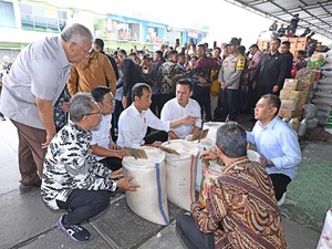 Mendag Zulhas Pastikan Pasokan Beras Melimpah dan Siap Didistribusikan
