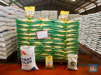 Jokowi Sebut Beras RI Melimpah, Ini Penampakanya di Gudang Bulog-Pasar