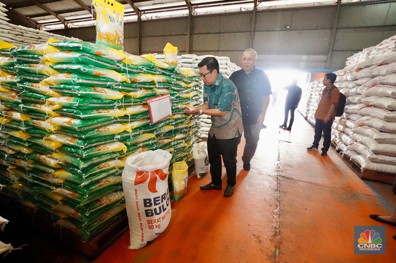 Jokowi didampingi Mendag Zulkifli Hasan, Dirut Bulog Bayu Krisnamurthi, Pj Gubernur DKI Heru Budi Hartono, tinjau beras di PIBC, Kamis (15/2/2024), Jokowi didampingi Mendag Zulkifli Hasan, Dirut Bulog Bayu Krisnamurthi, Pj Gubernur DKI Heru Budi Hartono, tinjau beras di PIBC, Kamis (15/2/2024), (Dok. Bapanas)
