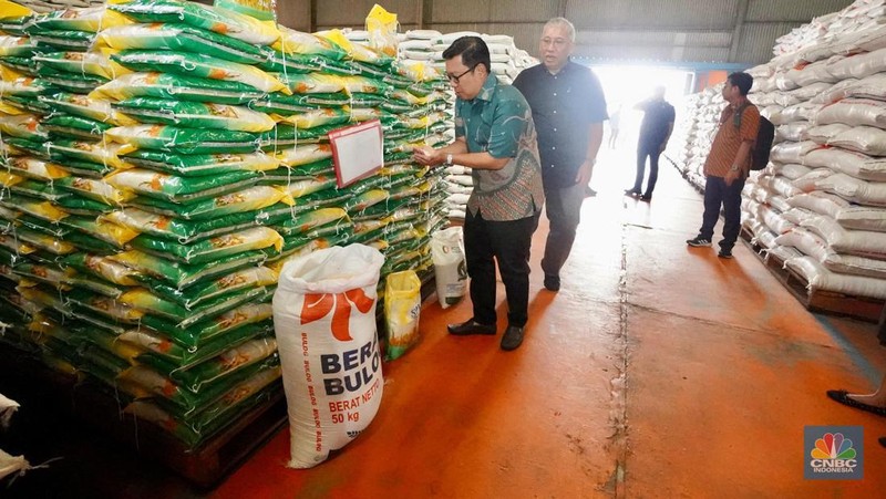 Jokowi didampingi Mendag Zulkifli Hasan, Dirut Bulog Bayu Krisnamurthi, Pj Gubernur DKI Heru Budi Hartono, tinjau beras di PIBC, Kamis (15/2/2024), (Dok. Bapanas)