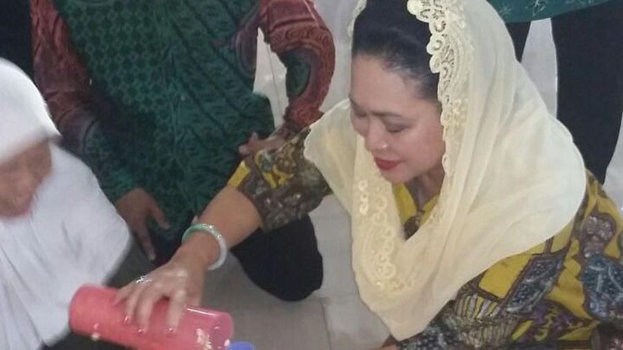 Momen calon Presiden nomor urut 02 Prabowo Subianto berfoto bersama mantan istrinya Titiek Soeharto dan putranya Didit Hediprasetyo dalam unggahan instagram milik Titiek Soeharto. (Instagram @titieksoeharto)