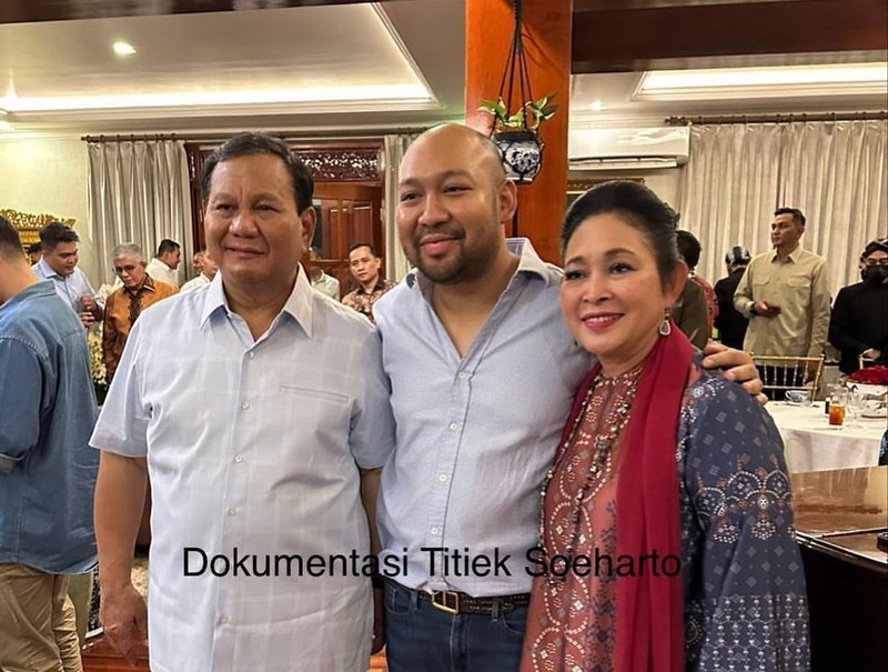 Momen calon Presiden nomor urut 02 Prabowo Subianto berfoto bersama mantan istrinya Titiek Soeharto dan putranya Didit Hediprasetyo dalam unggahan instagram milik Titiek Soeharto. Momen calon Presiden nomor urut 02 Prabowo Subianto berfoto bersama mantan istrinya Titiek Soeharto dan putranya Didit Hediprasetyo dalam unggahan instagram milik Titiek Soeharto. (Instagram @titieksoeharto)