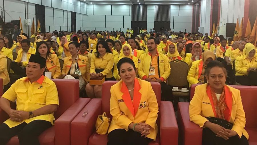 Momen calon Presiden nomor urut 02 Prabowo Subianto berfoto bersama mantan istrinya Titiek Soeharto dan putranya Didit Hediprasetyo dalam unggahan instagram milik Titiek Soeharto. (Instagram @titieksoeharto)