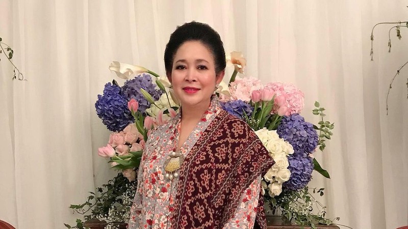 Momen calon Presiden nomor urut 02 Prabowo Subianto berfoto bersama mantan istrinya Titiek Soeharto dan putranya Didit Hediprasetyo dalam unggahan instagram milik Titiek Soeharto. (Instagram @titieksoeharto)