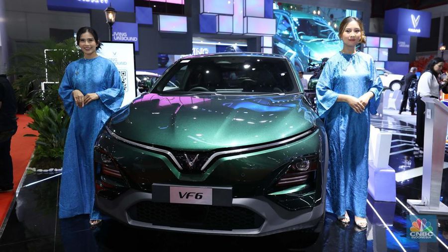 Model berpose di mobil VinFast, merek mobil listrik pendatang baru asal Vietnam di Indonesia Internasional Motor Show (IIMS) 2024. (վ/Tri Susilo)