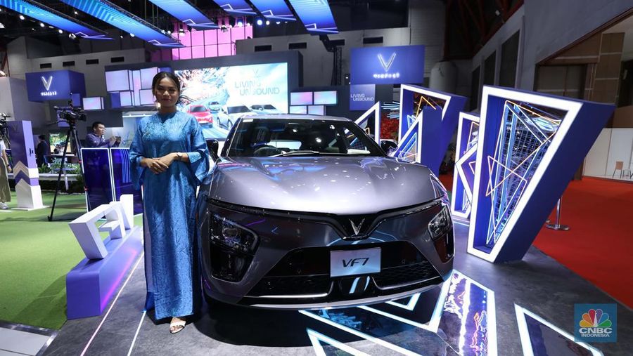 Model berpose di mobil VinFast, merek mobil listrik pendatang baru asal Vietnam di Indonesia Internasional Motor Show (IIMS) 2024. (CNBC Indonesia/Tri Susilo)