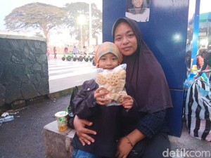 Semangat Nurin Bantu Ibu Jualan Kembang Goyang di Sukabumi