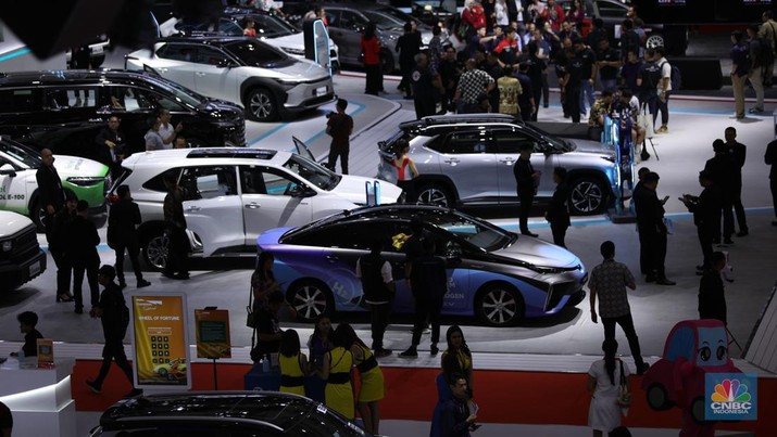 Pameran Indonesia International Motor Show (IIMS) 2024 digelar di JIExpo Kemayoran, Jakarta Pusat, pada 15-25 Februari. (CNBC Indonesia/Tri Susilo)