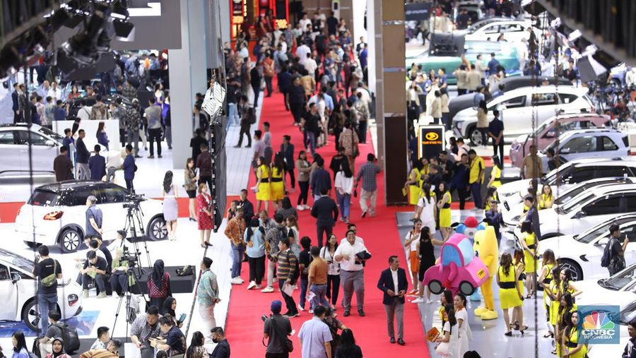 Pameran Indonesia International Motor Show (IIMS) 2024 digelar di JIExpo Kemayoran, Jakarta Pusat, pada 15-25 Februari. (CNBC Indonesia/Tri Susilo)