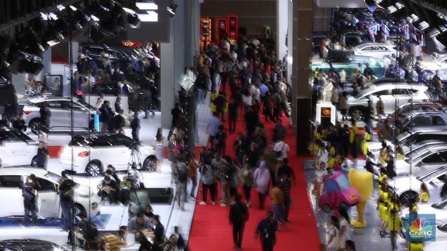 Pameran Indonesia International Motor Show (IIMS) 2024 digelar di JIExpo Kemayoran, Jakarta Pusat, pada 15-25 Februari. (CNBC Indonesia/Tri Susilo)