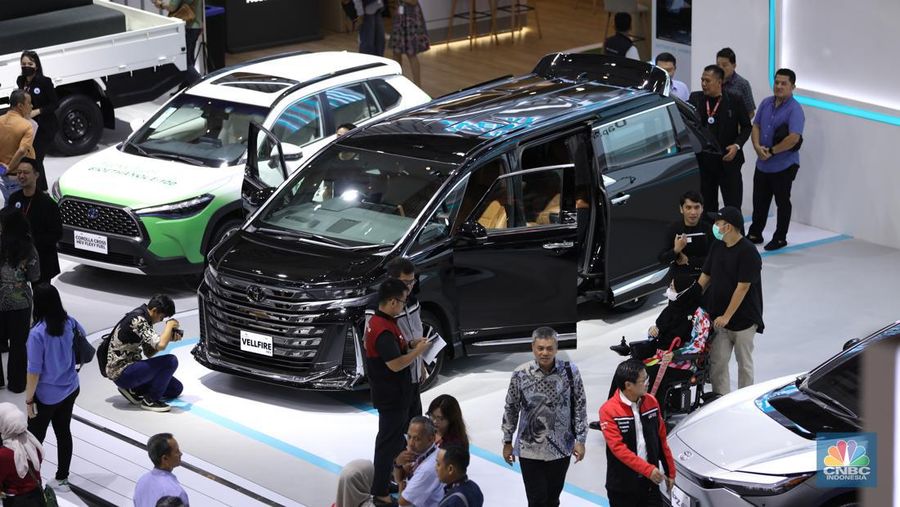 Pameran Indonesia International Motor Show (IIMS) 2024 digelar di JIExpo Kemayoran, Jakarta Pusat, pada 15-25 Februari. (CNBC Indonesia/Tri Susilo)