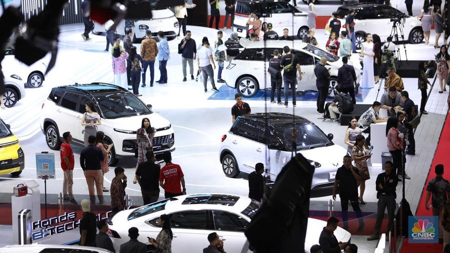 Pameran Indonesia International Motor Show (IIMS) 2024 digelar di JIExpo Kemayoran, Jakarta Pusat, pada 15-25 Februari. (CNBC Indonesia/Tri Susilo)