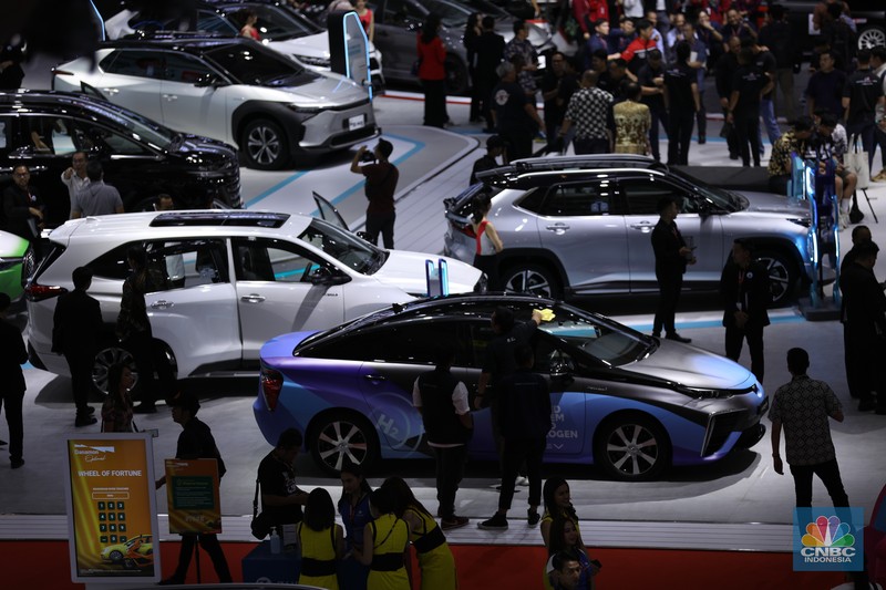 Pameran Indonesia International Motor Show (IIMS) 2024 digelar di JIExpo Kemayoran, Jakarta Pusat, pada 15-25 Februari. (CNBC Indonesia/Tri Susilo)