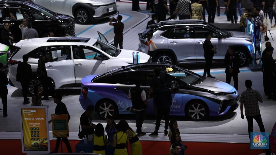 Pameran Indonesia International Motor Show (IIMS) 2024 digelar di JIExpo Kemayoran, Jakarta Pusat, pada 15-25 Februari. (CNBC Indonesia/Tri Susilo)