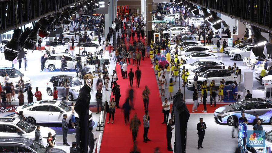 Pameran Indonesia International Motor Show (IIMS) 2024 digelar di JIExpo Kemayoran, Jakarta Pusat, pada 15-25 Februari. (վ/Tri Susilo)