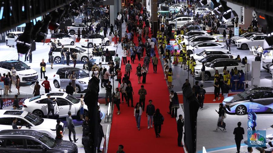 Pameran Indonesia International Motor Show (IIMS) 2024 digelar di JIExpo Kemayoran, Jakarta Pusat, pada 15-25 Februari. (CNBC Indonesia/Tri Susilo)