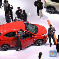 Kabar Buruk Penjualan Mobil RI Ambrol 17%, LCGC Ikut Terjungkal 13%