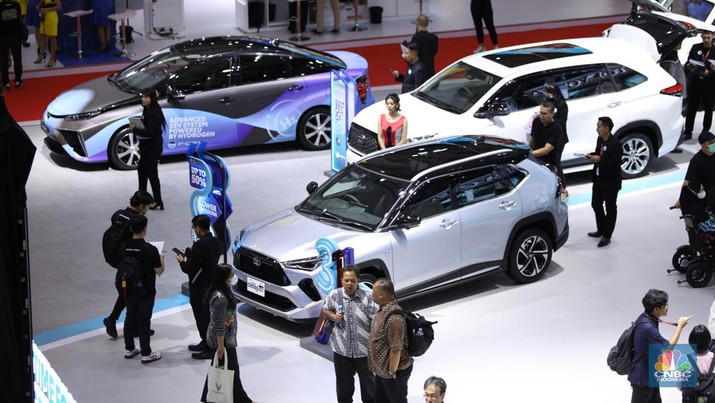 Pameran Indonesia International Motor Show (IIMS) 2024 digelar di JIExpo Kemayoran, Jakarta Pusat, pada 15-25 Februari. (CNBC Indonesia/Tri Susilo)