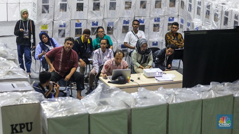 Petugas Panitia Pemilihan Kecamatan (PPK) Jatinegara bersama pihak terkait melakukan rekapitulasi suara Pemilu 2024 tingkat Kecamatan di Gelanggang Olahraga Remaja (GOR) Otista, Jakarta, Jumat (16/2/2024). (CNBC Indonesia/Faisal Rahman)