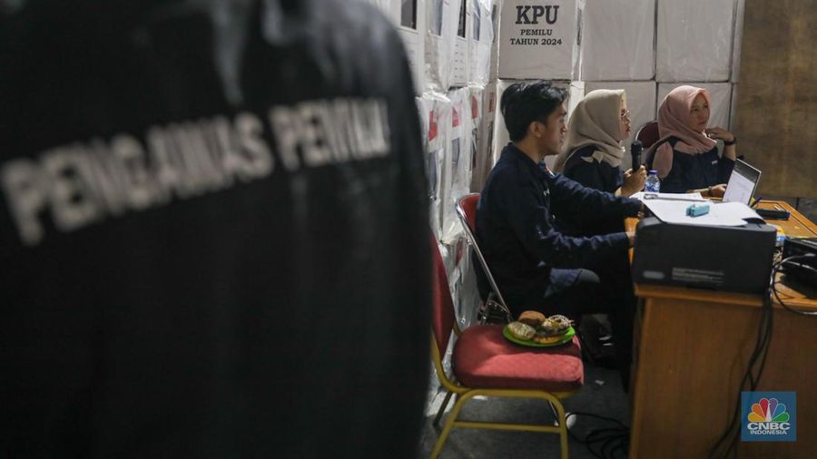 Petugas Panitia Pemilihan Kecamatan (PPK) Jatinegara bersama pihak terkait melakukan rekapitulasi suara Pemilu 2024 tingkat Kecamatan di Gelanggang Olahraga Remaja (GOR) Otista, Jakarta, Jumat (16/2/2024). (CNBC Indonesia/Faisal Rahman)