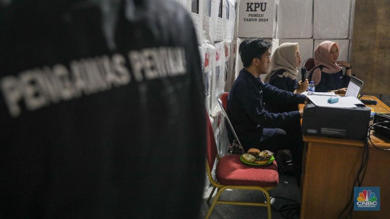 Petugas Panitia Pemilihan Kecamatan (PPK) Jatinegara bersama pihak terkait melakukan rekapitulasi suara Pemilu 2024 tingkat Kecamatan di Gelanggang Olahraga Remaja (GOR) Otista, Jakarta, Jumat (16/2/2024). (CNBC Indonesia/Faisal Rahman)