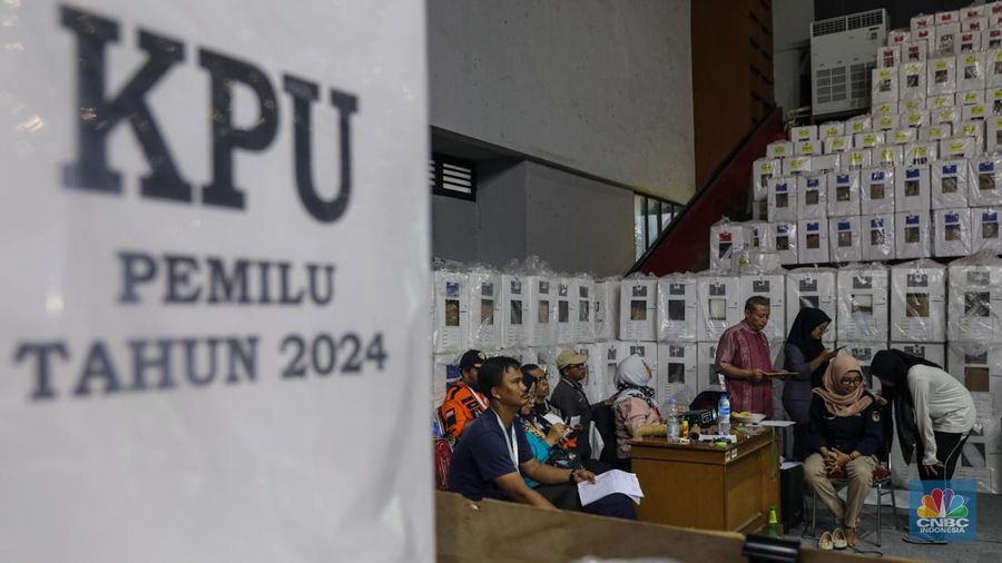 Petugas Panitia Pemilihan Kecamatan (PPK) Jatinegara bersama pihak terkait melakukan rekapitulasi suara Pemilu 2024 tingkat Kecamatan di Gelanggang Olahraga Remaja (GOR) Otista, Jakarta, Jumat (16/2/2024). Petugas Panitia Pemilihan Kecamatan (PPK) Jatinegara bersama pihak terkait melakukan rekapitulasi suara Pemilu 2024 tingkat Kecamatan di Gelanggang Olahraga Remaja (GOR) Otista, Jakarta, Jumat (16/2/2024). (CNBC Indonesia/Faisal Rahman)
