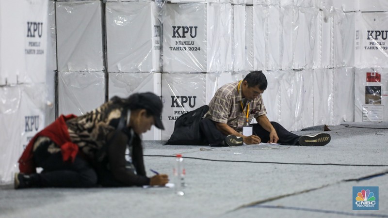 Petugas Panitia Pemilihan Kecamatan (PPK) Jatinegara bersama pihak terkait melakukan rekapitulasi suara Pemilu 2024 tingkat Kecamatan di Gelanggang Olahraga Remaja (GOR) Otista, Jakarta, Jumat (16/2/2024). Petugas Panitia Pemilihan Kecamatan (PPK) Jatinegara bersama pihak terkait melakukan rekapitulasi suara Pemilu 2024 tingkat Kecamatan di Gelanggang Olahraga Remaja (GOR) Otista, Jakarta, Jumat (16/2/2024). (CNBC Indonesia/Faisal Rahman)