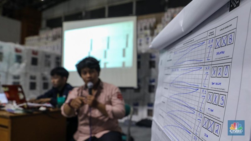 Petugas Panitia Pemilihan Kecamatan (PPK) Jatinegara bersama pihak terkait melakukan rekapitulasi suara Pemilu 2024 tingkat Kecamatan di Gelanggang Olahraga Remaja (GOR) Otista, Jakarta, Jumat (16/2/2024). (CNBC Indonesia/Faisal Rahman)