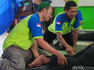 Relawan Dapat Pijit Gratis Usai Seminggu Tangani Banjir di Karanganyar Demak