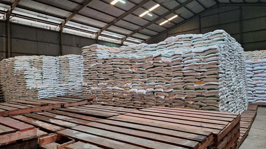 Presiden Joko Widodo (Jokowi) melakukan pengecekan stok beras di Gudang Bulog Cibitung, Kabupaten Bekasi, Jumat (16/2/2024). Dalam kesempatan itu ia juga kembali membagikan bantuan pangan beras 10 kilogram ke keluarga penerima manfaat. (CNBC Indonesia/Emir Yanwardana)