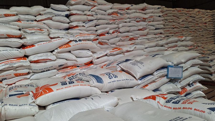 Presiden Joko Widodo (Jokowi) melakukan pengecekan stok beras di Gudang Bulog Cibitung, Kabupaten Bekasi, Jumat (16/2/2024). Dalam kesempatan itu ia juga kembali membagikan bantuan pangan beras 10 kilogram ke keluarga penerima manfaat. (CNBC Indonesia/Emir Yanwardana)
