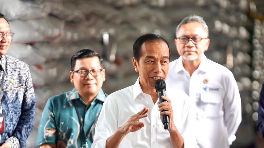 Presiden Jokowi hari ini Jum'at (16/02) mengecek ketersediaan Cadangan Beras Pemerintah di Gudang Bulog Cibitung dan kembali menyerahkan langsung Bantuan Pangan Beras kepada Keluarga Penerima Manfaat di Cikarang Barat Bekasi.  Dok. Perum Bulog