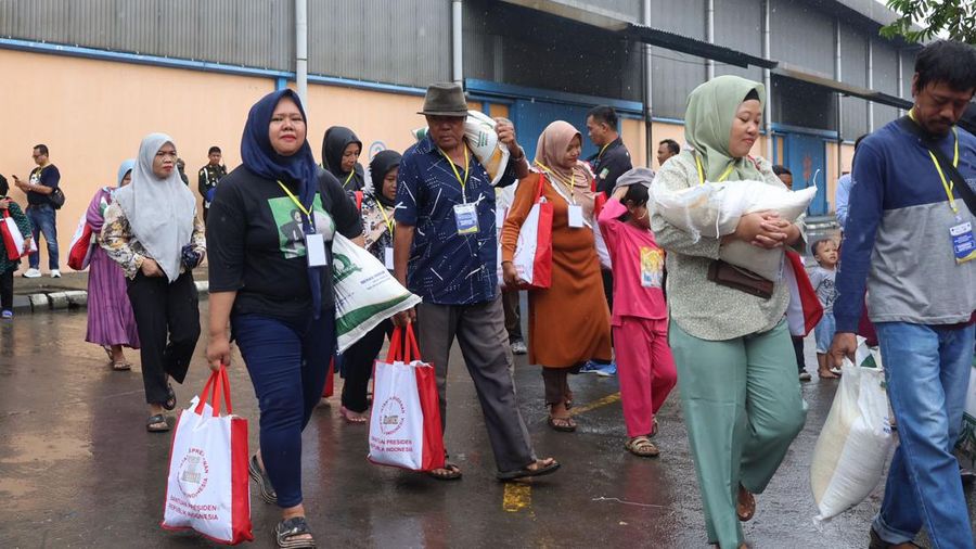 Presiden Jokowi hari ini Jum'at (16/02) mengecek ketersediaan Cadangan Beras Pemerintah di Gudang Bulog Cibitung dan kembali menyerahkan langsung Bantuan Pangan Beras kepada Keluarga Penerima Manfaat di Cikarang Barat Bekasi.  Dok. Perum Bulog