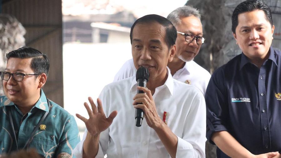 Presiden Jokowi hari ini Jum'at (16/02) mengecek ketersediaan Cadangan Beras Pemerintah di Gudang Bulog Cibitung dan kembali menyerahkan langsung Bantuan Pangan Beras kepada Keluarga Penerima Manfaat di Cikarang Barat Bekasi.  Dok. Perum Bulog