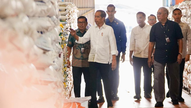 Warga melihat beras kemasan kualitas premium yang dijual pada salah satu gerai Hypermart di Jakarta, Senin (12/4/2024). (CNBC Indonesia/Faisal Rahman)
