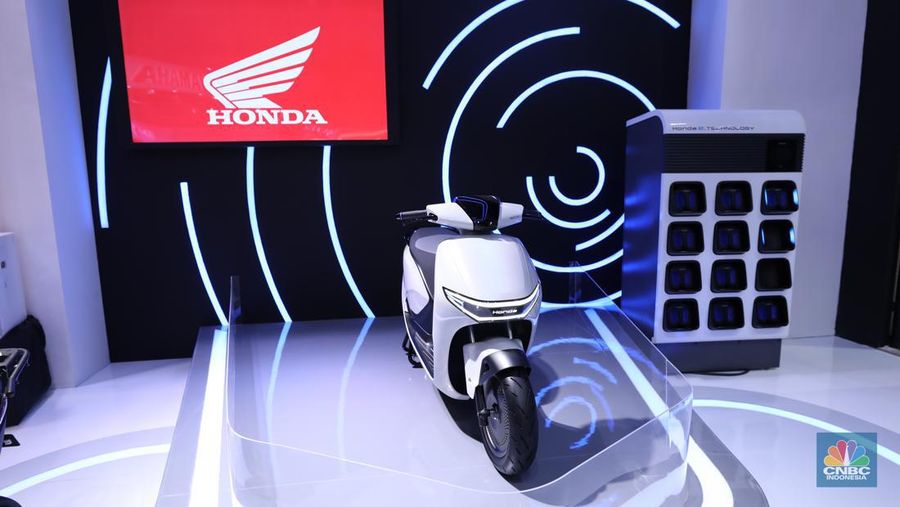 PT Astra Honda Motor (AHM) meramaikan gelaran Indonesia International Motor Show (IIMS) 2024. Honda membawa motor listrikSC e: Concept, Kamis (15/2/2024). (CNBC Indonesia/Tri Susilo)