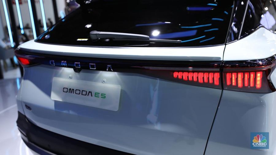 PT Chery Sales Indonesia (CSI) menghadirkan mobil listrik Chery Omoda E5 di IIMS 2024, Kamis (15/2/2024). (CNBC Indonesia/Tri Susilo)