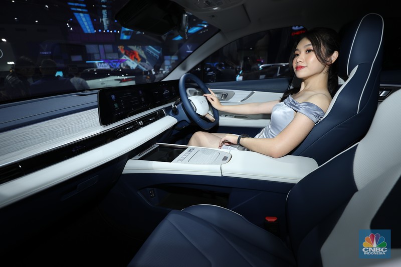 Pameran Indonesia International Motor Show (IIMS) 2024 digelar di JIExpo Kemayoran, Jakarta Pusat, pada 15-25 Februari. (CNBC Indonesia/Tri Susilo) Pameran Indonesia International Motor Show (IIMS) 2024 digelar di JIExpo Kemayoran, Jakarta Pusat, pada 15-25 Februari. (CNBC Indonesia/Tri Susilo)