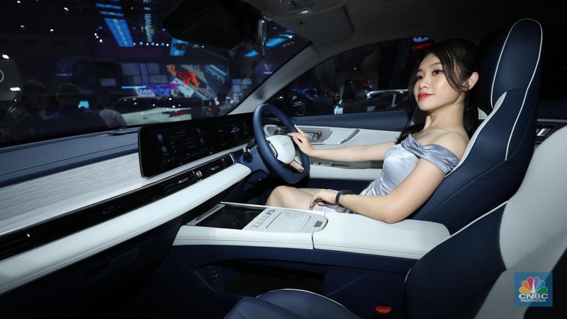 Pameran Indonesia International Motor Show (IIMS) 2024 digelar di JIExpo Kemayoran, Jakarta Pusat, pada 15-25 Februari. (CNBC Indonesia/Tri Susilo)