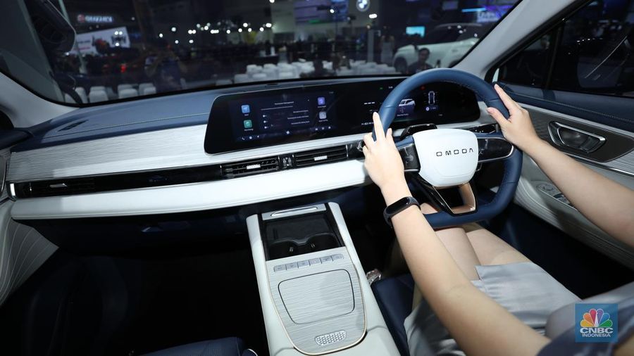 PT Chery Sales Indonesia (CSI) menghadirkan mobil listrik Chery Omoda E5 di IIMS 2024, Kamis (15/2/2024). (CNBC Indonesia/Tri Susilo)