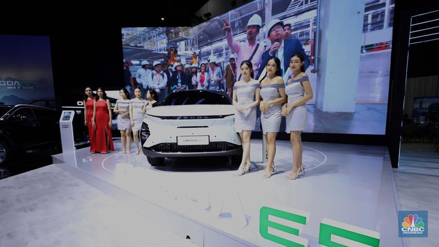 PT Chery Sales Indonesia (CSI) menghadirkan mobil listrik Chery Omoda E5 di IIMS 2024, Kamis (15/2/2024). (CNBC Indonesia/Tri Susilo)