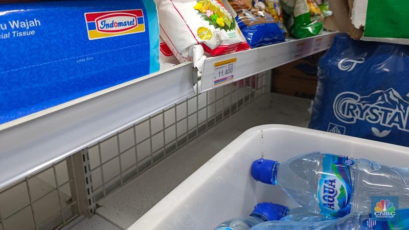 Warga melihat beras kemasan kualitas premium yang dijual pada salah satu gerai Hypermart di Jakarta, Senin (12/4/2024). (CNBC Indonesia/Faisal Rahman)
