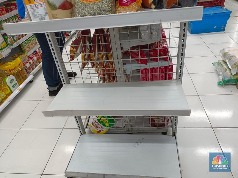 Stok beras di Indomaret Johar, Menteng, Jakarta Pusat, Jumat (16/2/2024). (CNBC Indonesia/Martyasari RIzky)