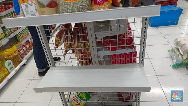 Stok beras di Indomaret Johar, Menteng, Jakarta Pusat, Jumat (16/2/2024). (CNBC Indonesia/Martyasari RIzky)