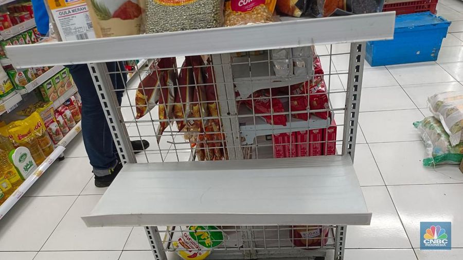 Rak beras di 2 gerai Indomaret di Sabang kini kosong dan kini diisi produk lain. (CNBC Indonesia/Martyasari Rizky)